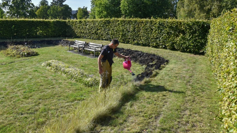 Twee keer brand op begraafplaats Zuid-Scharwoude, politie doet onderzoek