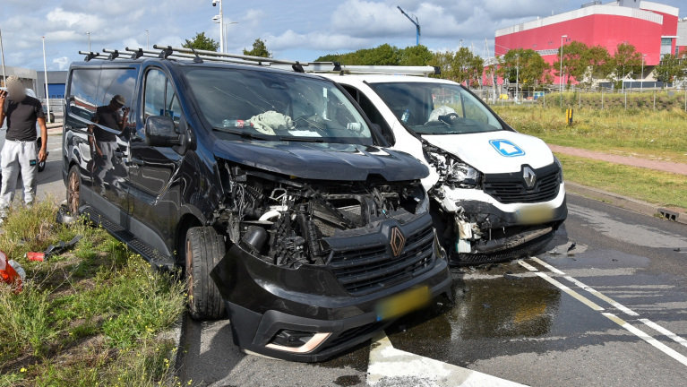 Botsing tussen twee bedrijfsbussen zorgt voor verkeerschaos in Alkmaar