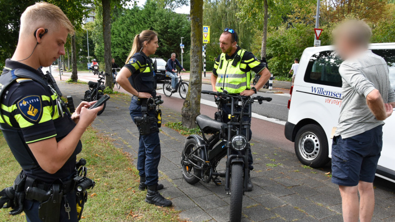Jonge fatbiker aangereden door taxibus op Rekerdijk