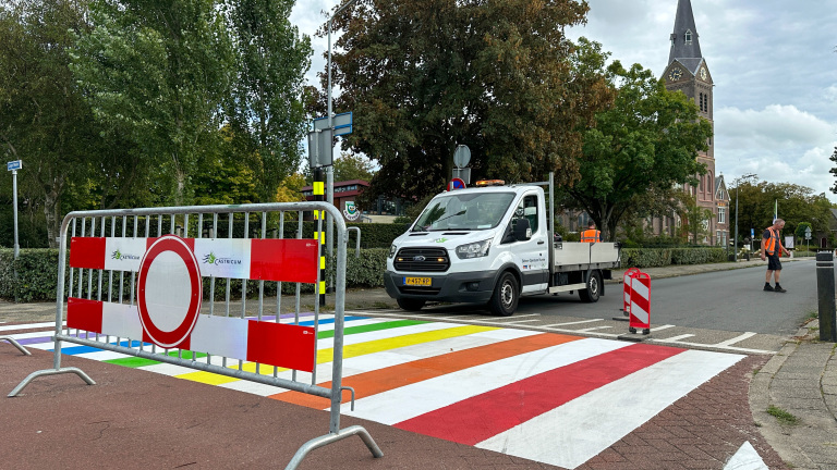 Burgemeester richt zich tot daders na nieuwe bekladdingen regenboogzebrapad Limmen