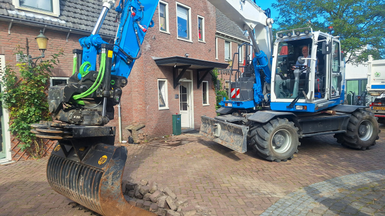 Kerkplein Castricum krijgt groene opfrisbeurt met elektrische machinerie