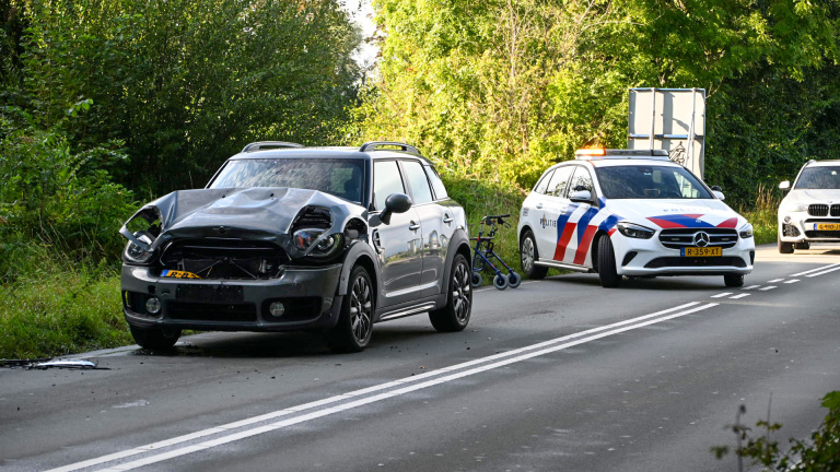 Twee auto’s botsen op N512: Geen gewonden, wel flink wat schade