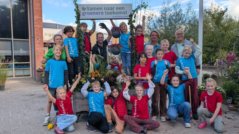 Kindcentrum De Ontdekkers start vergroening schoolplein met kleurrijke planten