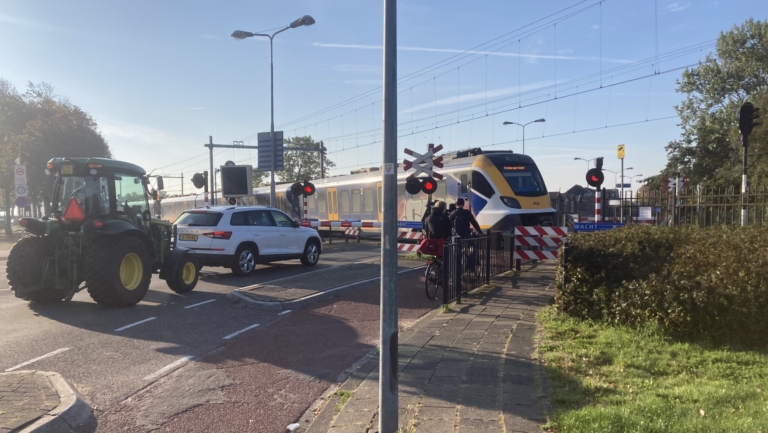 Spoorwegovergang Castricum na bijna 60 jaar nog steeds hoofdpijndossier: “Dat gejaagde gedrag maakt het gevaarlijk”
