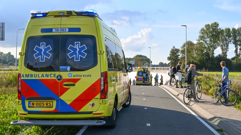 Fietser zwaargewond na val, traumahelikopter landt in Obdam