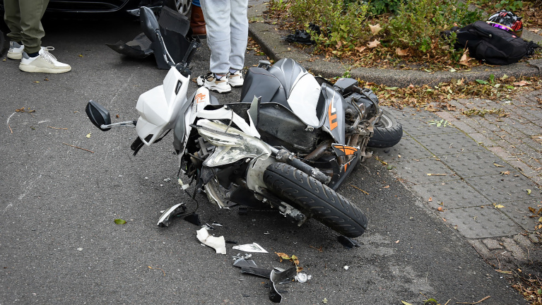Scooterrijdster botst achterop auto, tegenligger ramt haar scooter