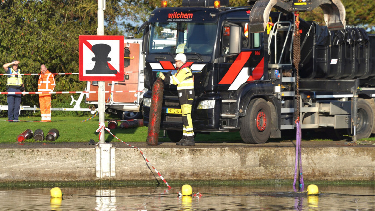 Politie bergt tientallen gedumpte lachgascilinders uit Noordhollandsch Kanaal