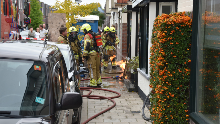 Lastige brand in Oosterstraat door schade aan gasleiding en stroomkabel