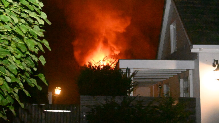 Vuurwerk bemoeilijkt blussen van grote brand in Egmond-Binnen