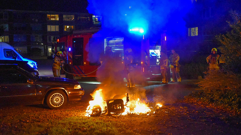 Vrijwillige brandweer Stompetoren blust brandende scooter in Alkmaar