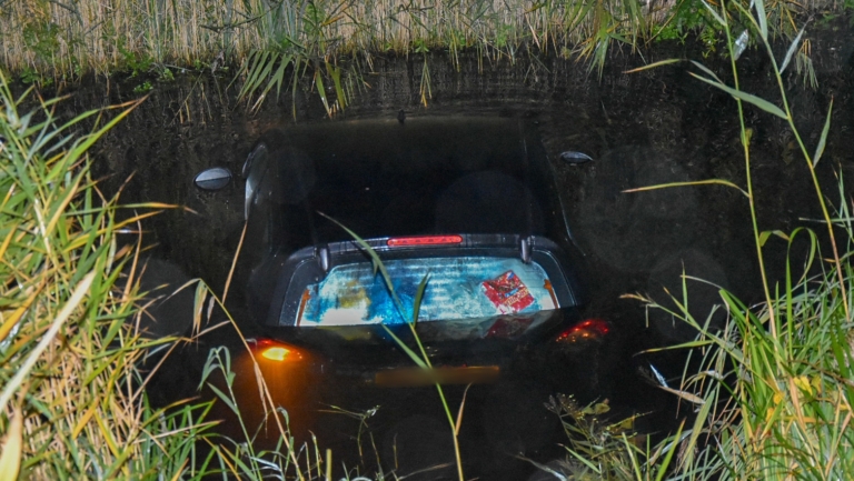 Verkeerde versnelling: automobilist schiet sloot langs Vossenstaartpad in