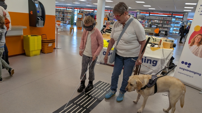 De Dag van de Witte Stok: “Je steekt eerst je arm uit met de stok nog verticaal naar beneden”
