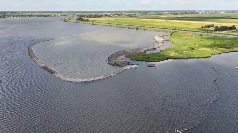Klei en granuliet vloeien Alkmaardermeer in; dam tijdelijk afgemaakt met zand