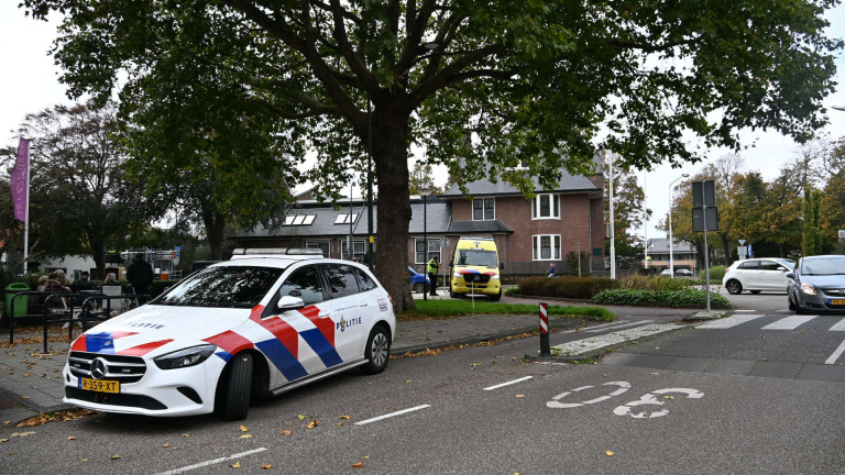 Bejaarde fietser gewond na val op rotonde in Heiloo