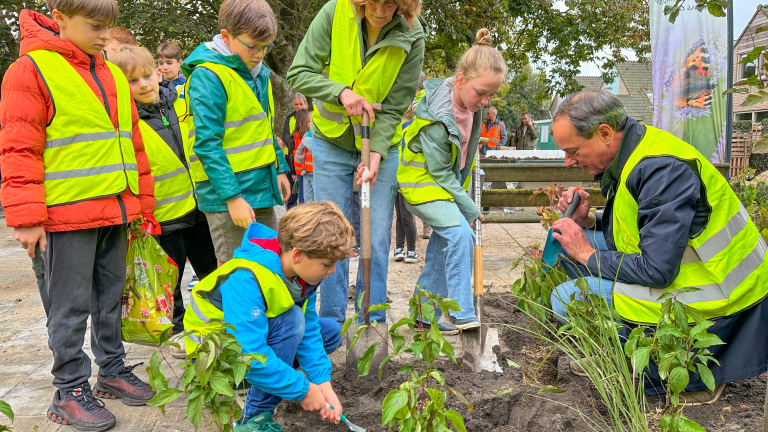 Groene opknapbeurt voor Bergense speeltuin met hulp van jonge tuiniers