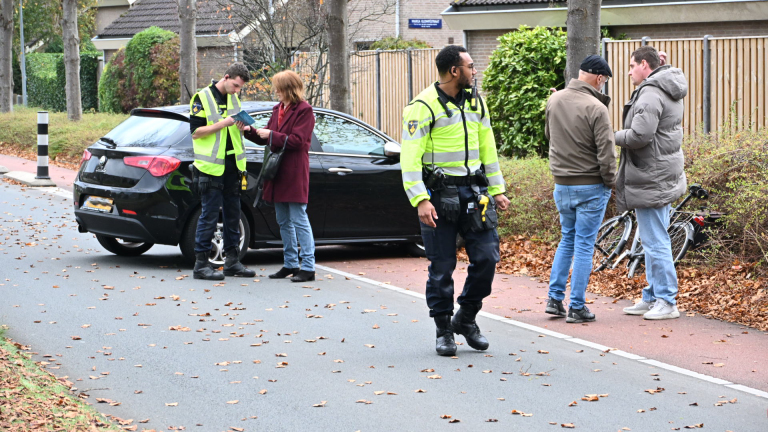 Automobiliste eindigt na onwelwording tegen boom op Laan van Keulen