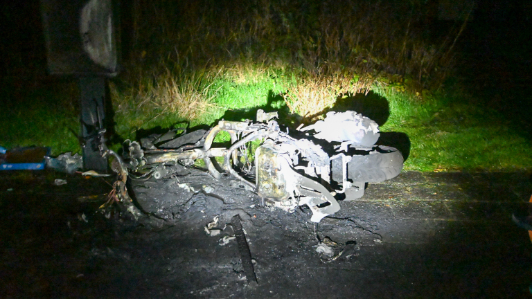 Gestripte scooter in vlammen opgegaan in Alkmaarse Rhijnvis Feithlaan