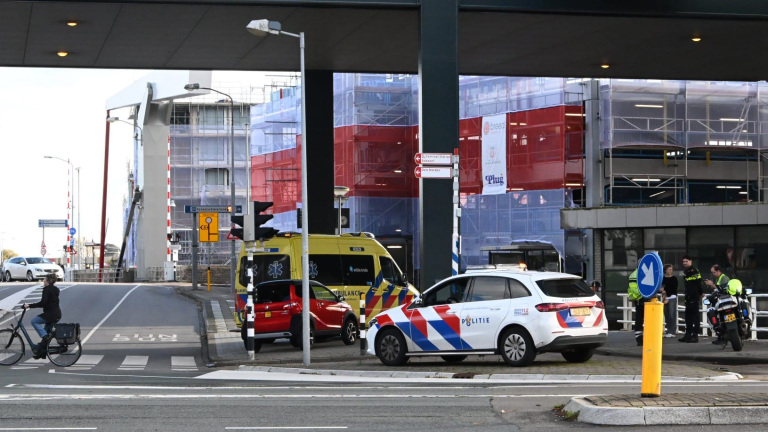 Fietser naar ziekenhuis na botsing met brommobiel in Alkmaar
