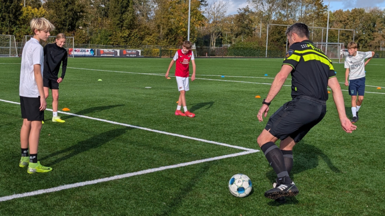 Politie en jeugd strijden sportief met en tegen elkaar in Heiloo