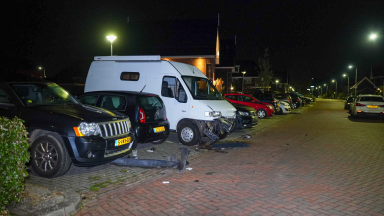 Camper zwaar beschadigd bij nachtelijke crash in Oranjestraat