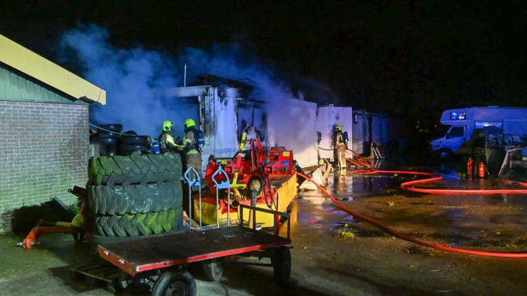 Grote brand in chalet op boerderij aan de Oosterdijk in Bergen