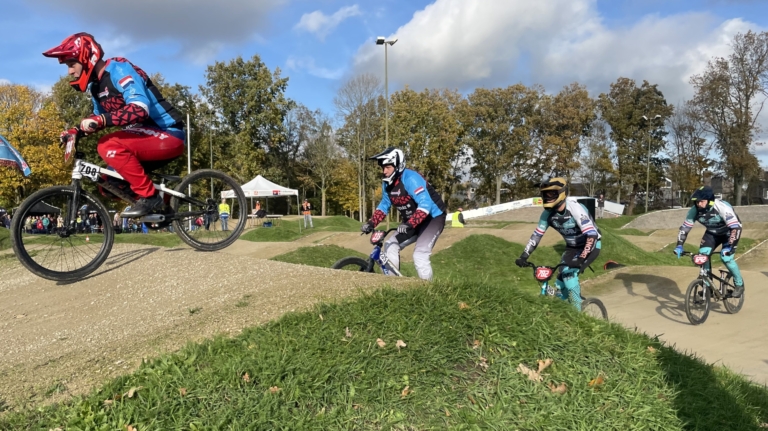 Sfeer en snelheid bij de BMX Noord-Holland Cup: “Meedoen is hier net zo belangrijk als winnen”