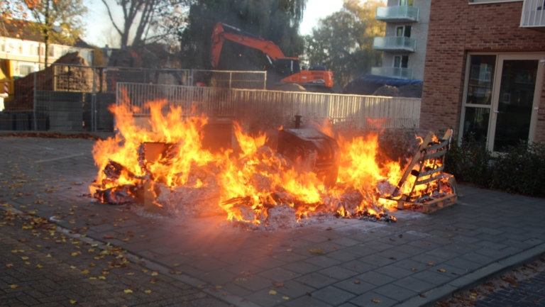 Stapel grofvuil tussen vuilcontainers aan Rembrandtstraat brandt af