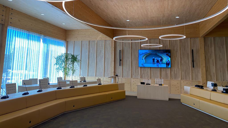 Mysterieus nieuw kunstwerk voor raadszaal in de Beeck: “Het komt te hangen”