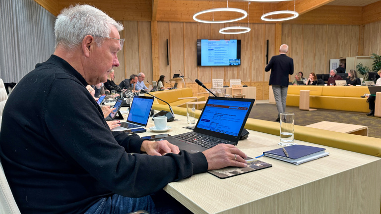 Raad Bergen krijgt innovatief raadsinformatiesysteem met kunstmatige intelligentie: “Winst voor iedereen”