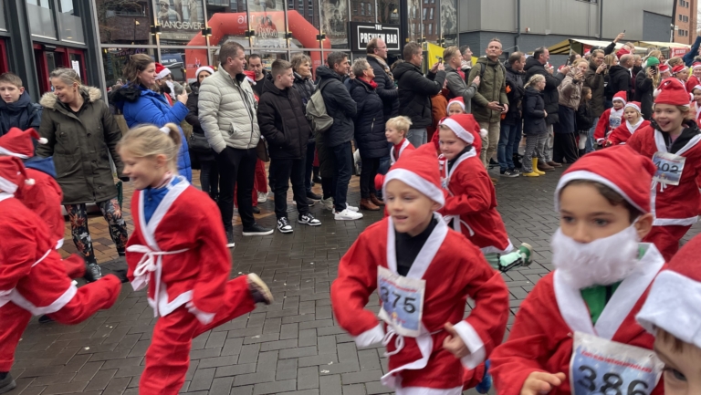 Verkleed als kerstman door Heerhugowaard tijdens jaarlijkse Santa Run 🗓