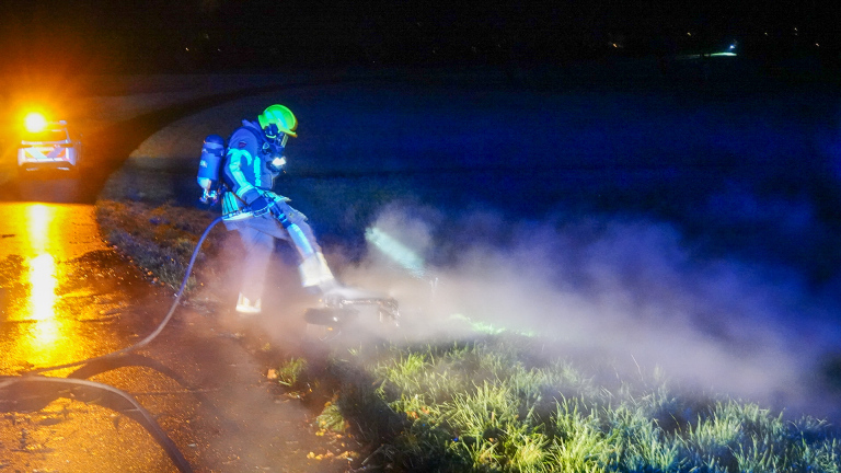 Scooter zonder kentekenplaten uitgebrand in Huygendijkbos