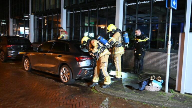 Brandweer voorkomt dat auto op Oudegracht volledig uitbrandt
