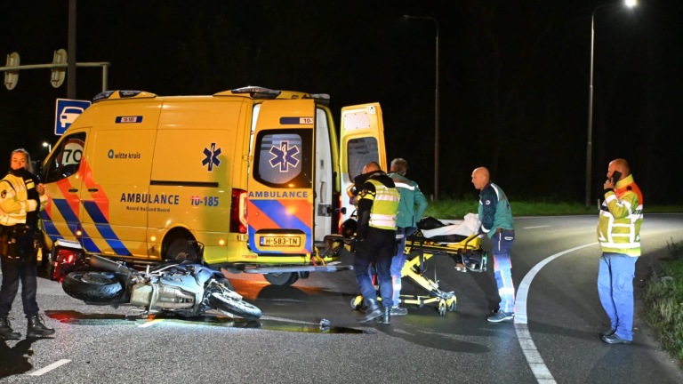 Motorrijder omver gereden op rotonde Kooimeer