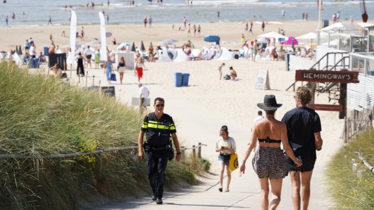 Nieuwe regels voor Bergens strand: meer handhaving en terrasjes in het zand