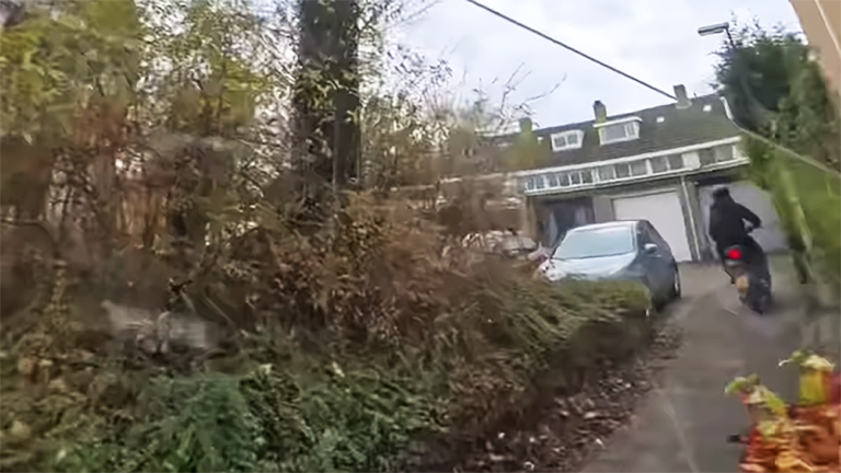 Scooterrijder ontkomt aan motoragent, maar kan toch drie bekeuringen tegemoet zien