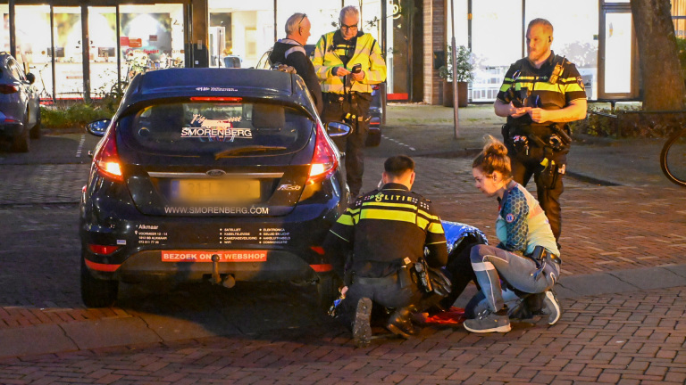 Fietser naar ziekenhuis na botsing met auto in Alkmaar