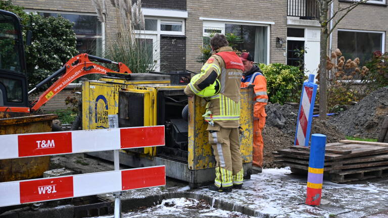 Brandweer blust brandende bronbemaling op Korteland in Castricum