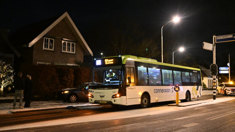 Automobiliste naar ziekenhuis na botsing met bus op Kennemerstraatweg in Heiloo