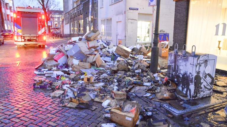 Vuurzee in kartonberg in Alkmaarse Marktstraat snel bedwongen