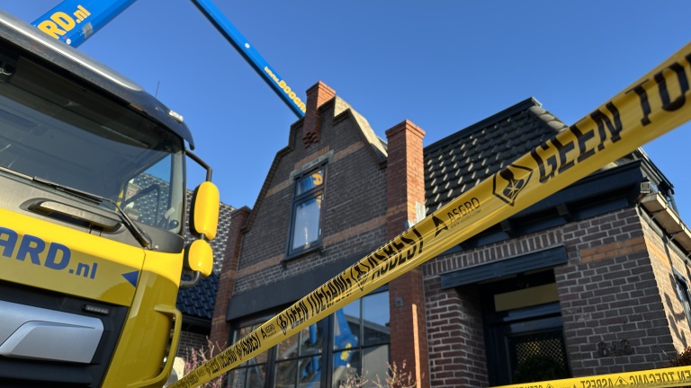 Hoogwerker in de straat: asbestopruiming Noord-Scharwoude gestart