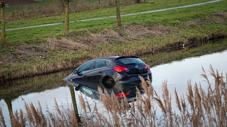Auto total loss na duik in sloot Libellestraat Heerhugowaard