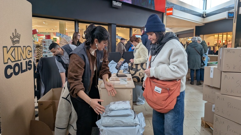 Popup-winkel ‘verloren’ pakjes zorgt voor spanning in Middenwaard: “Het kan echt van alles zijn”