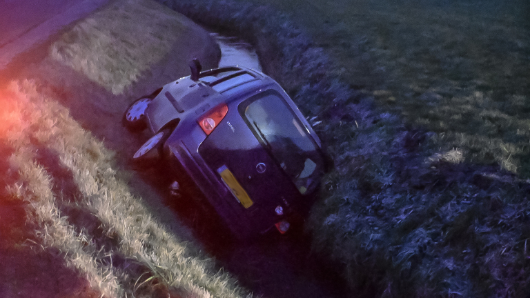 Auto eindigt in sloot langs Kogendijk, bestuurder spoorloos