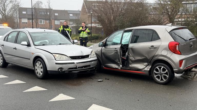 Auto belandt deels op vluchtheuvel door botsing op Amstel