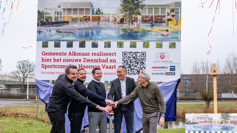 Bouwbord en ontwerp voor Sportcomplex Hoornse Vaart onthuld: “Gaat er supermooi uitzien”