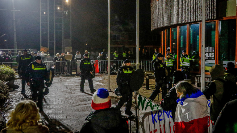Rustige demonstratie voor- en tegenstanders van AZC op gemeentegrens Uitgeest en Heemskerk
