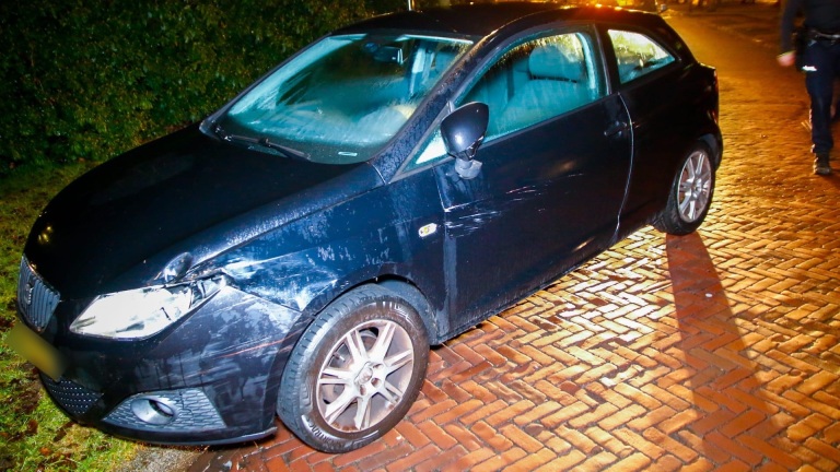 Man botst in Heiloo ladderzat tegen geparkeerde auto