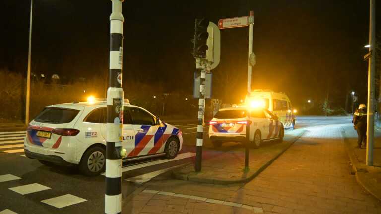 Man op Solex ernstig gewond na botsing met paal in Alkmaar