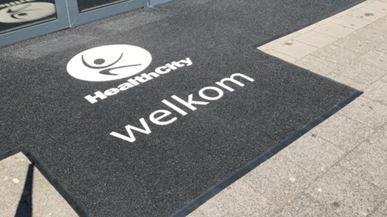 Hoe bedrijven in Alkmaar logomatten inzetten voor offline reclame [Advertorial]