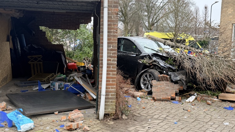 Automobilist richt ravage aan langs Jan van Scorellaan in Heerhugowaard